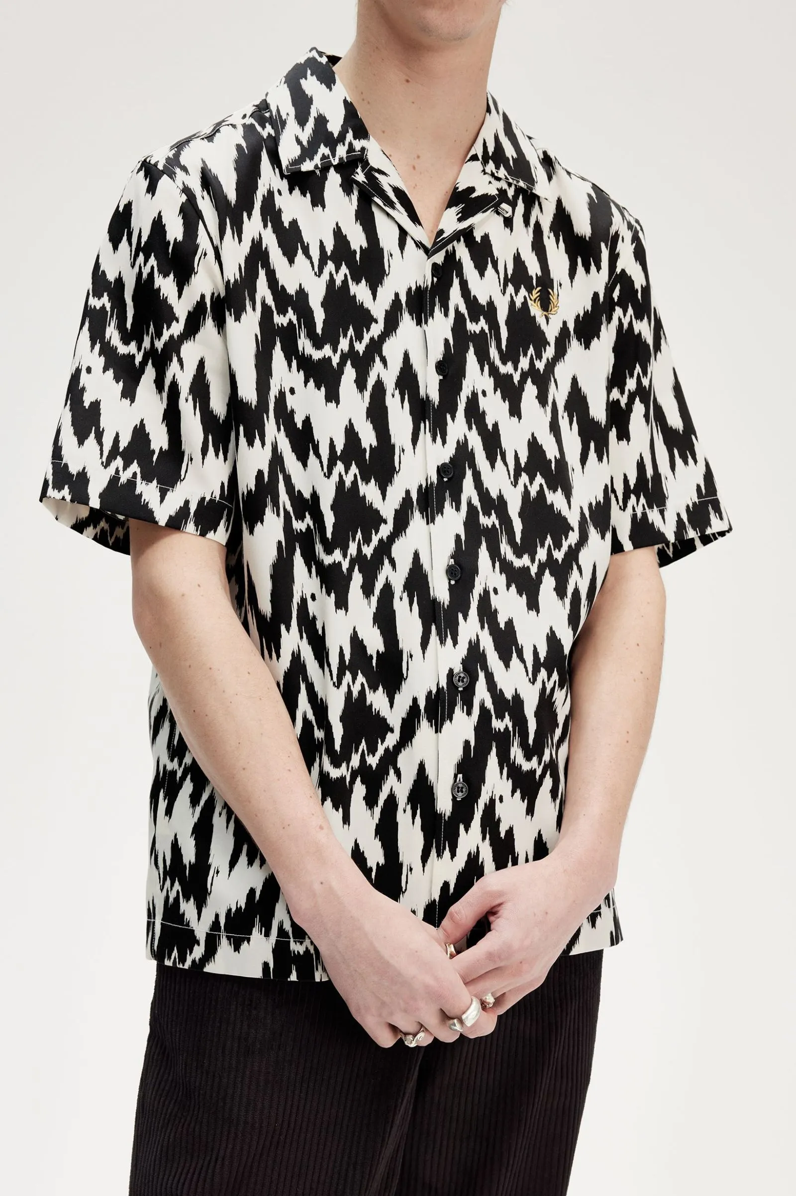 Camisa con cuello con solapas y estampado animal