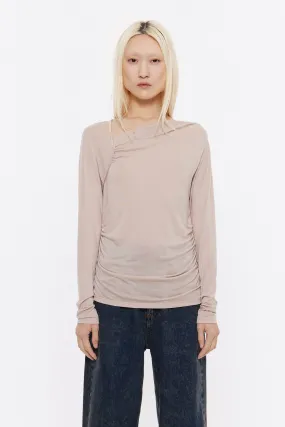 Camiseta ajustada escote diagonal arena