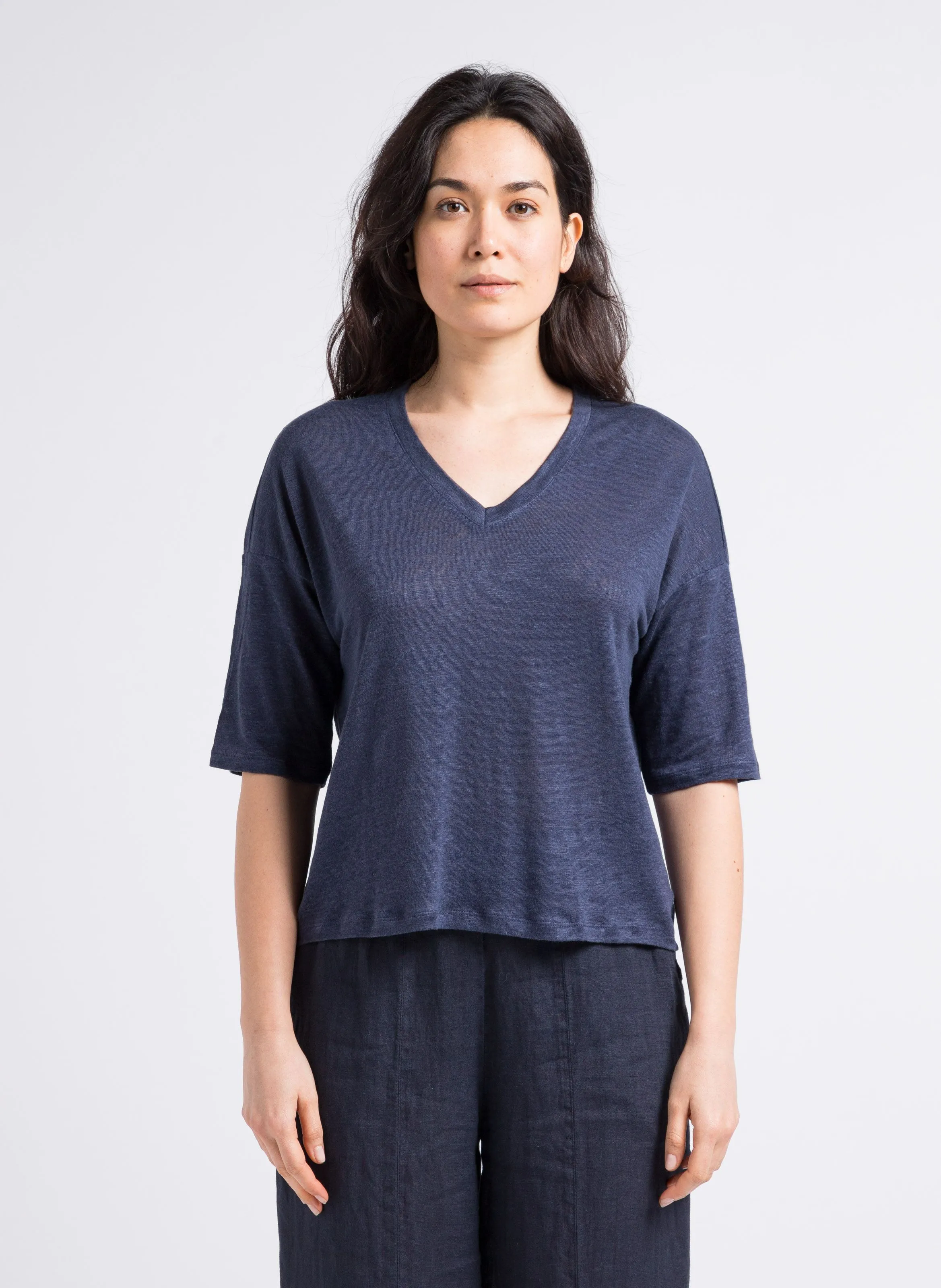 HUMILITY Camiseta de lino con cuello de pico en azul