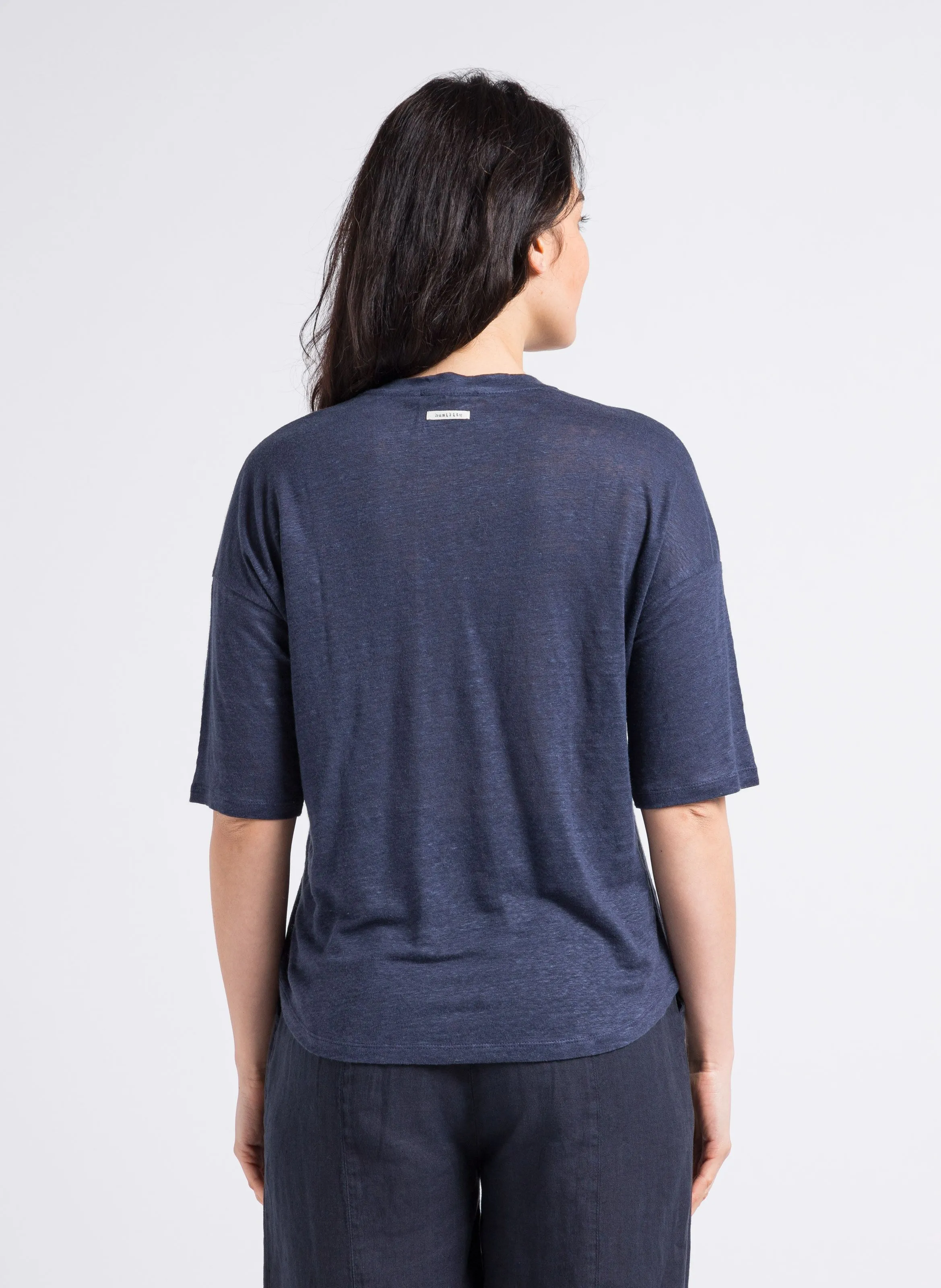 HUMILITY Camiseta de lino con cuello de pico en azul