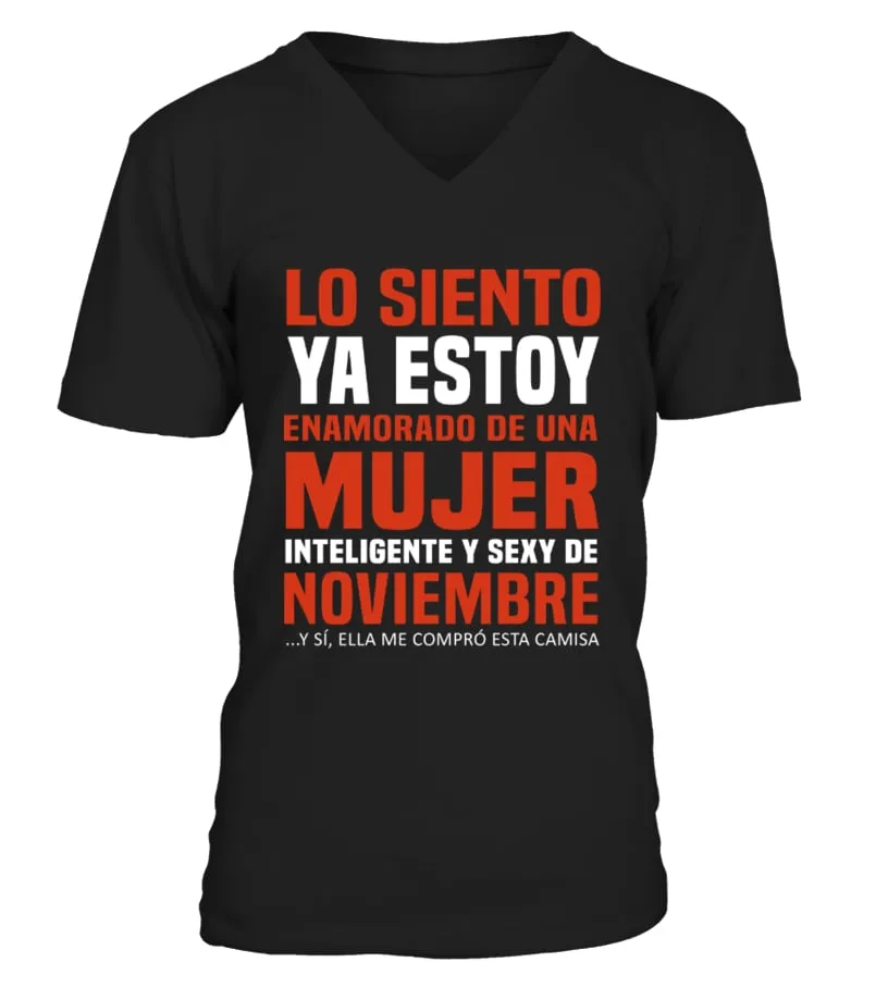 Lo siento ya estoy enamorado de una mujer inteligente y sexy de Noviembre… y, s… Camiseta cuello en V Unisex