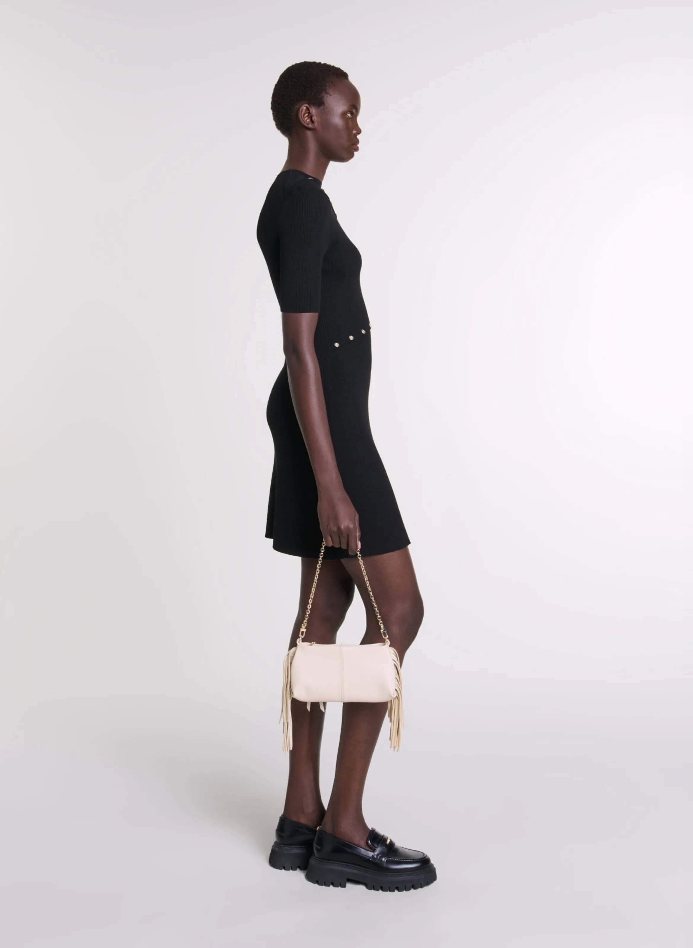 MAJE Vestido corto de punto con cuello redondo en negro
