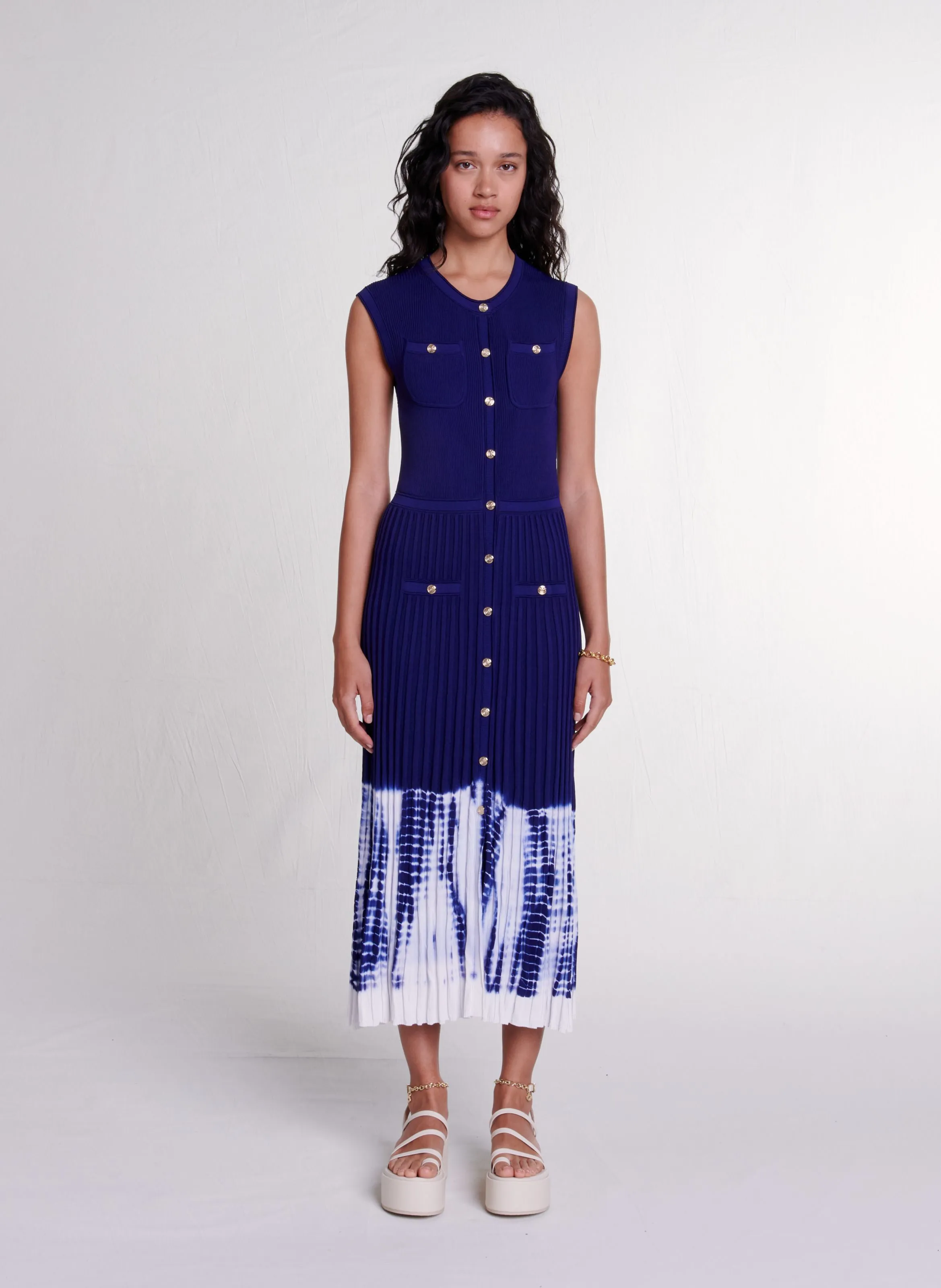 MAJE Vestido largo de punto de canalé elástico con cuello redondo en azul
